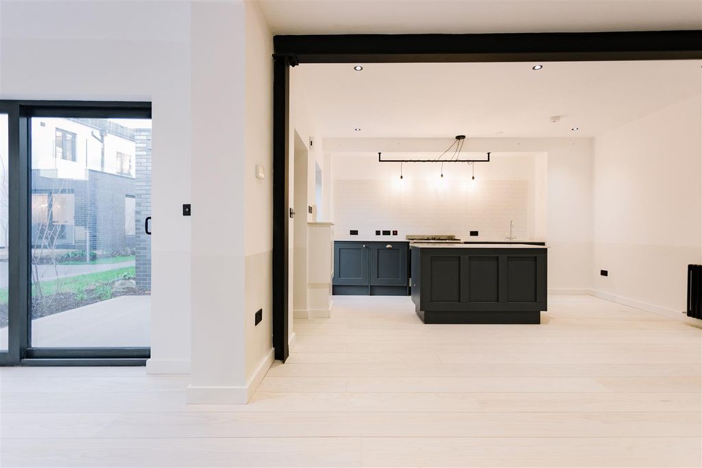 Property photo 2 of 18 Mb_Number 13_Fonthill Mews_25.Jpg