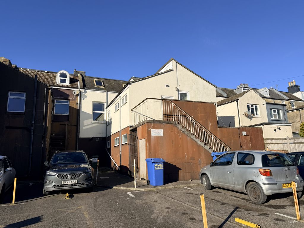 Property photo 1 of 7 006