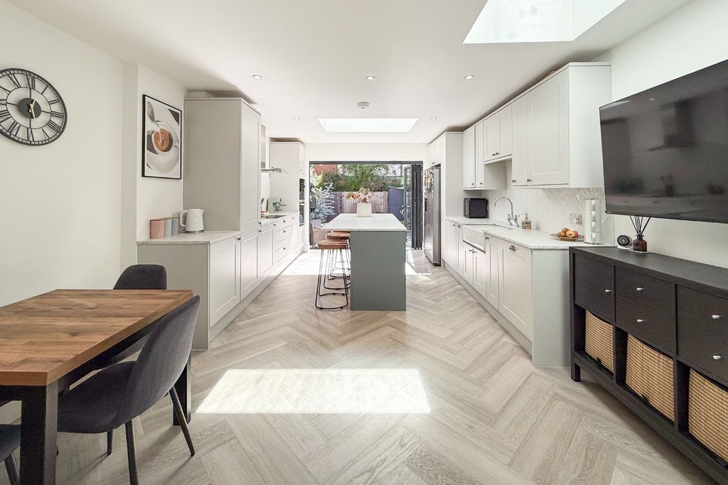 Property photo 2 of 18 5526243
