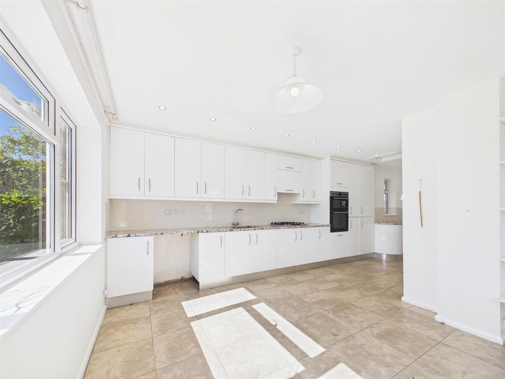 Property photo 2 of 19 Cam02435G0-Pr0210-Still015.Jpg