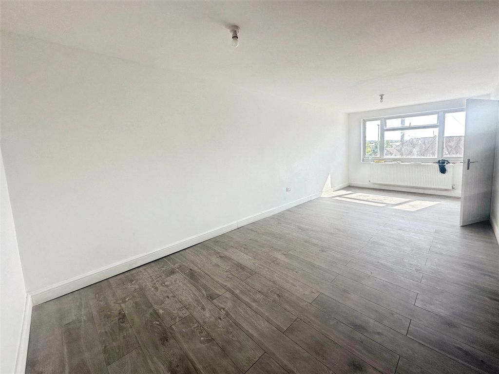 Property photo 2 of 18 Picture No. 32