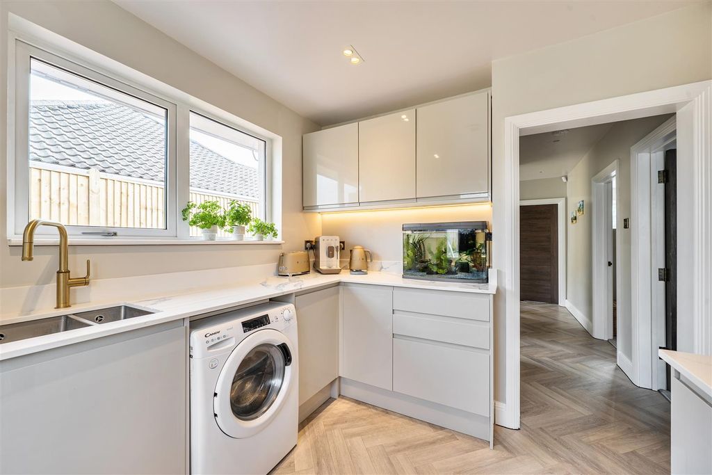 Property photo 3 of 18 For Sale By Aspire Residential | Murfield Road
