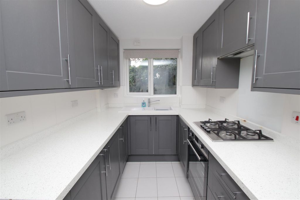 Property photo 3 of 11 Kitchen