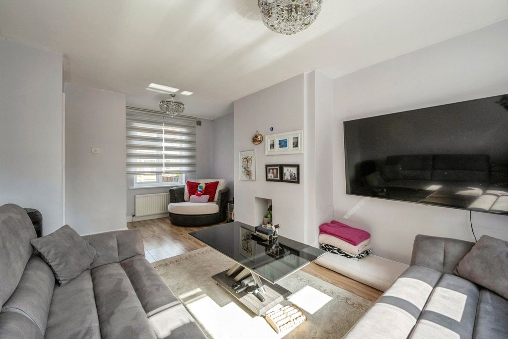 Property photo 2 of 17 Lounge