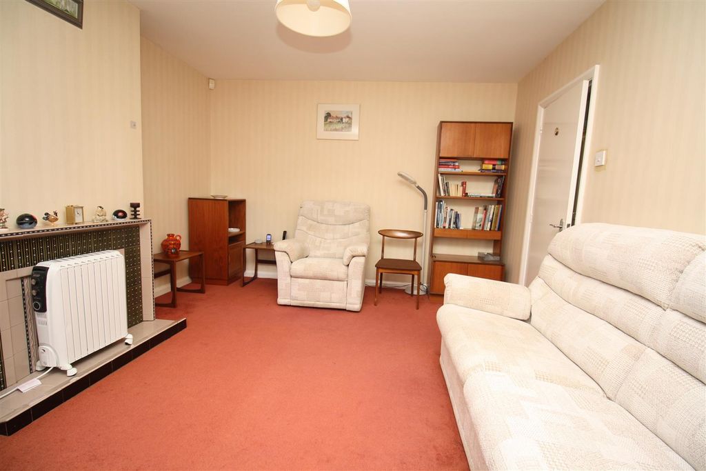 Property photo 3 of 20 48 Shenley Lounge c.Jpg