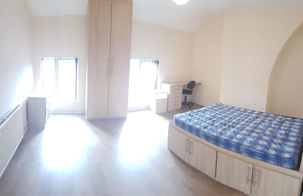 Property photo 2 of 13 Bright And Spacious Double Bedroom With A Large Be...