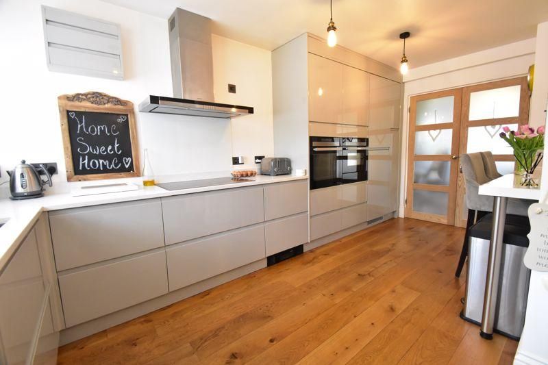 Property photo 2 of 17 89Fd13Fb-Aa8F-4Ef7-B638-Bf6ee8Cab5d2