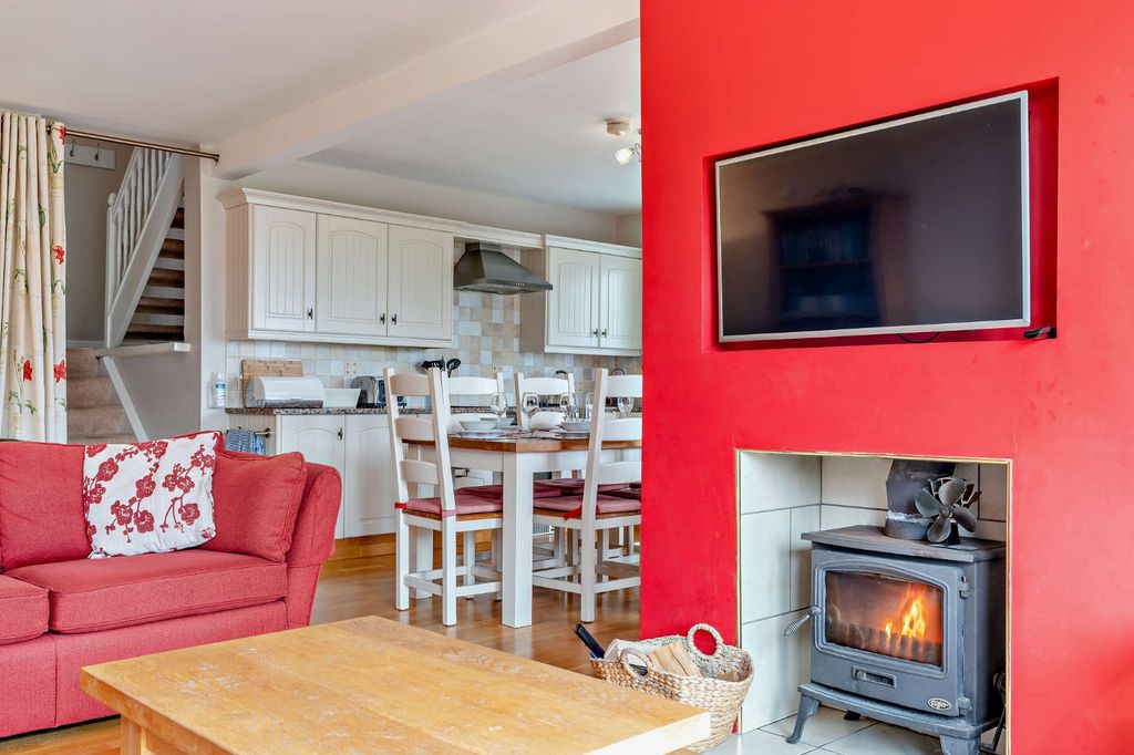 Property photo 2 of 17 Cosy Living Space