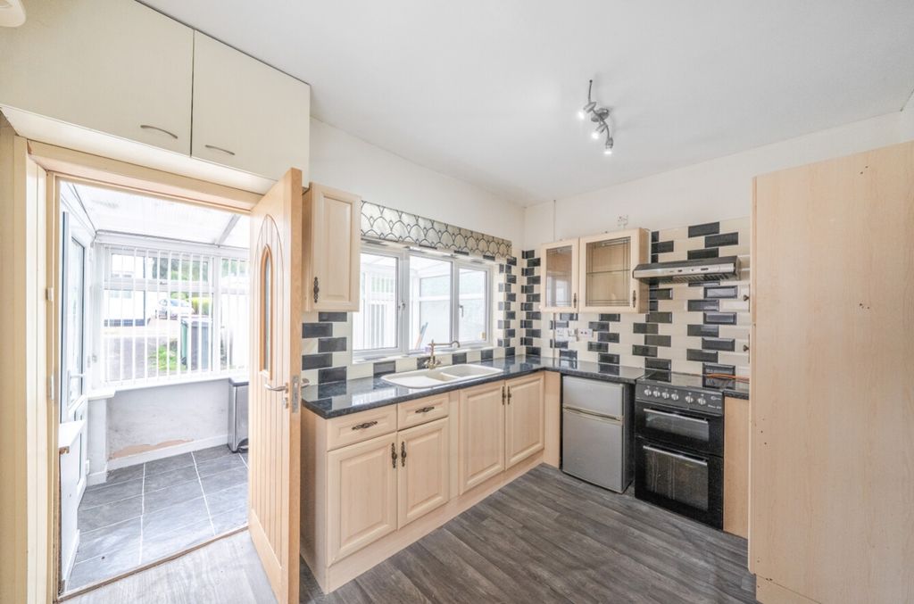 Property photo 2 of 25 Fully Fitted Kitchen