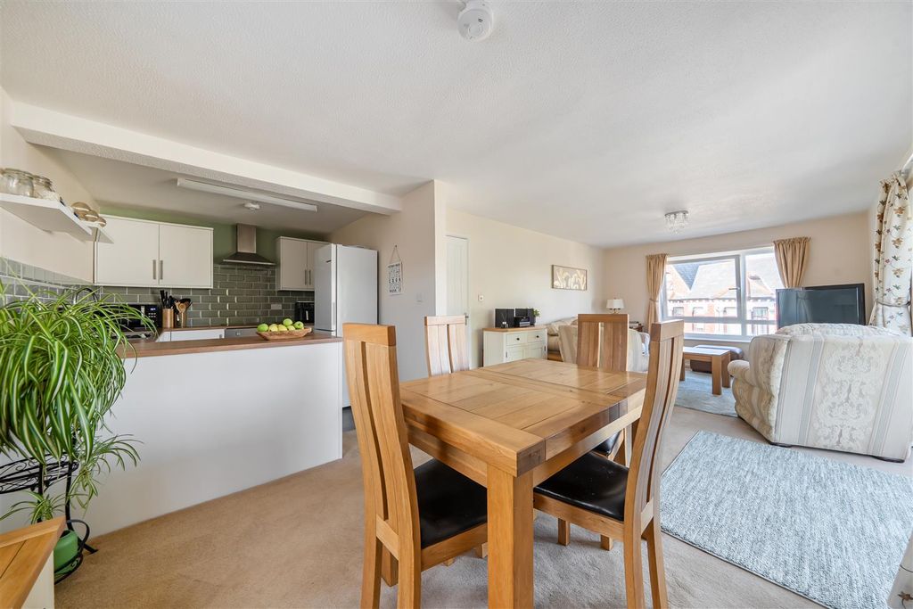 Property photo 3 of 16 Dining Area