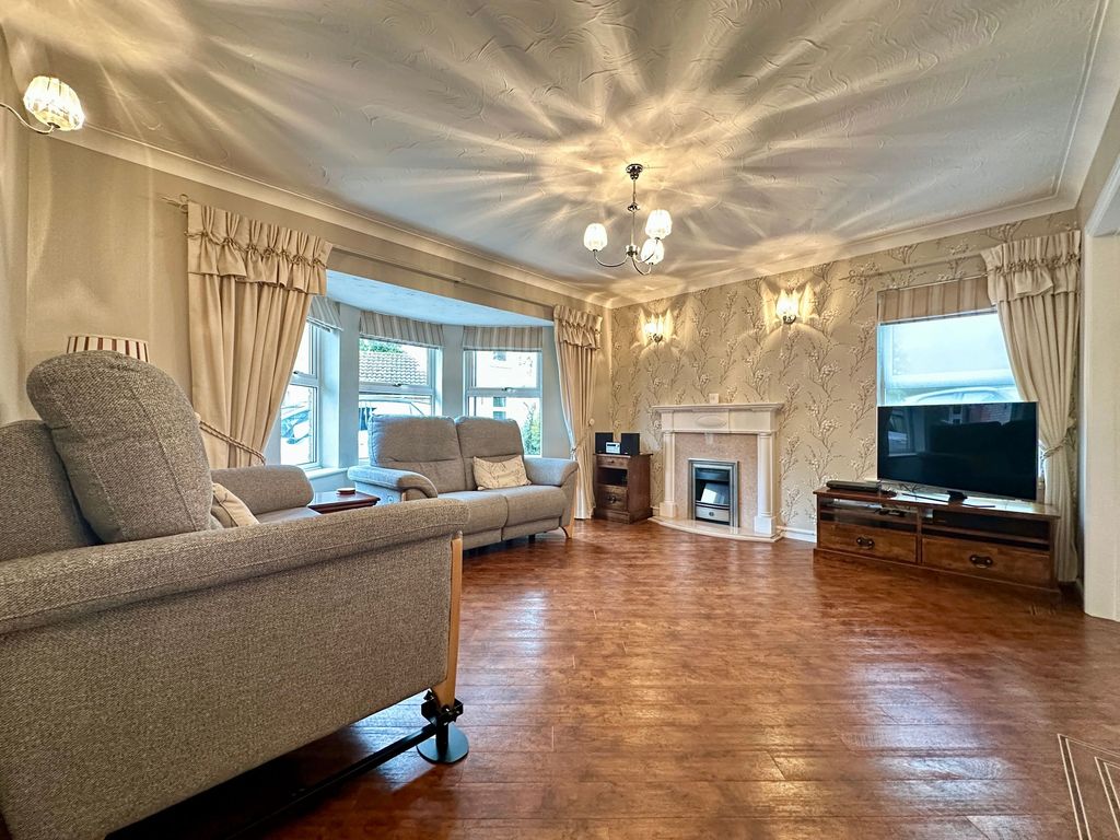 Property photo 2 of 17 Lounge