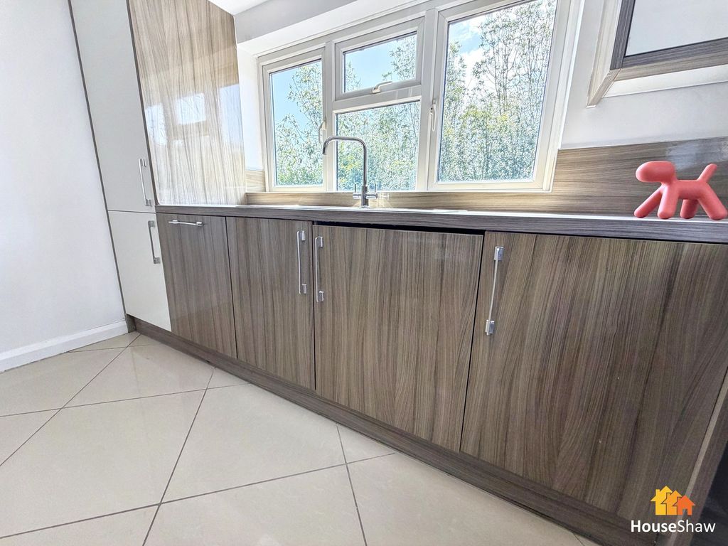 2 bed flat for saleDarvell Drive, Chesham HP5 photo 4