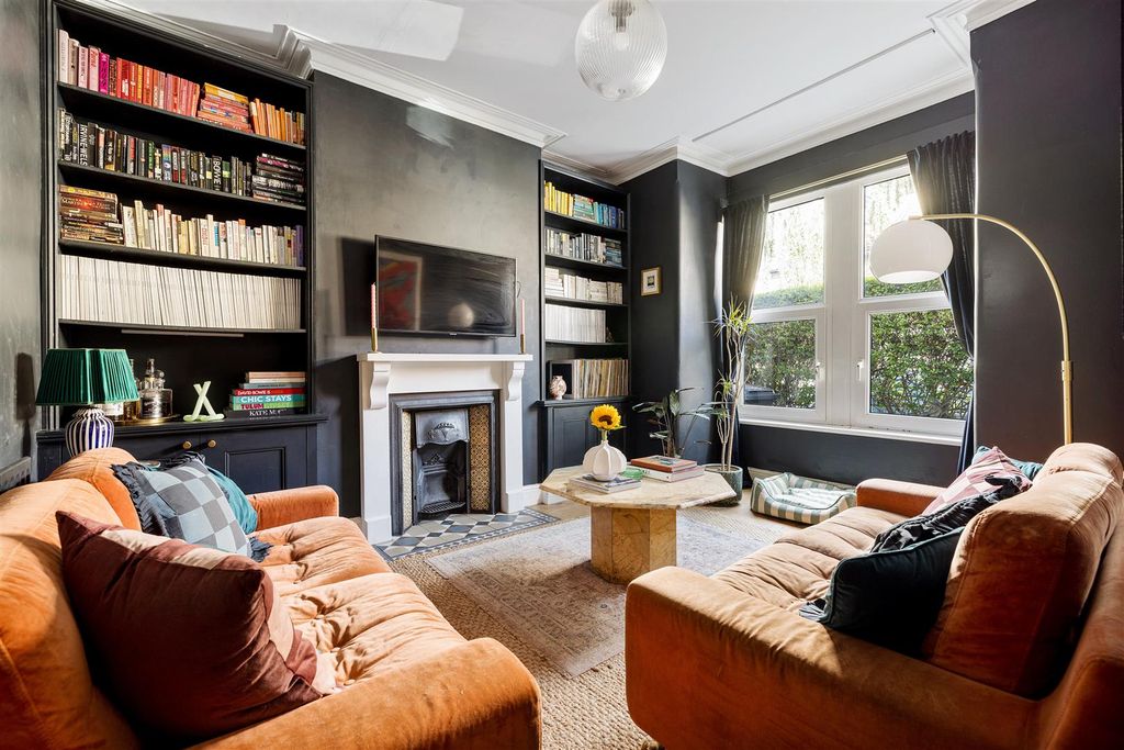Property photo 2 of 31 Brookscroft Road, E17