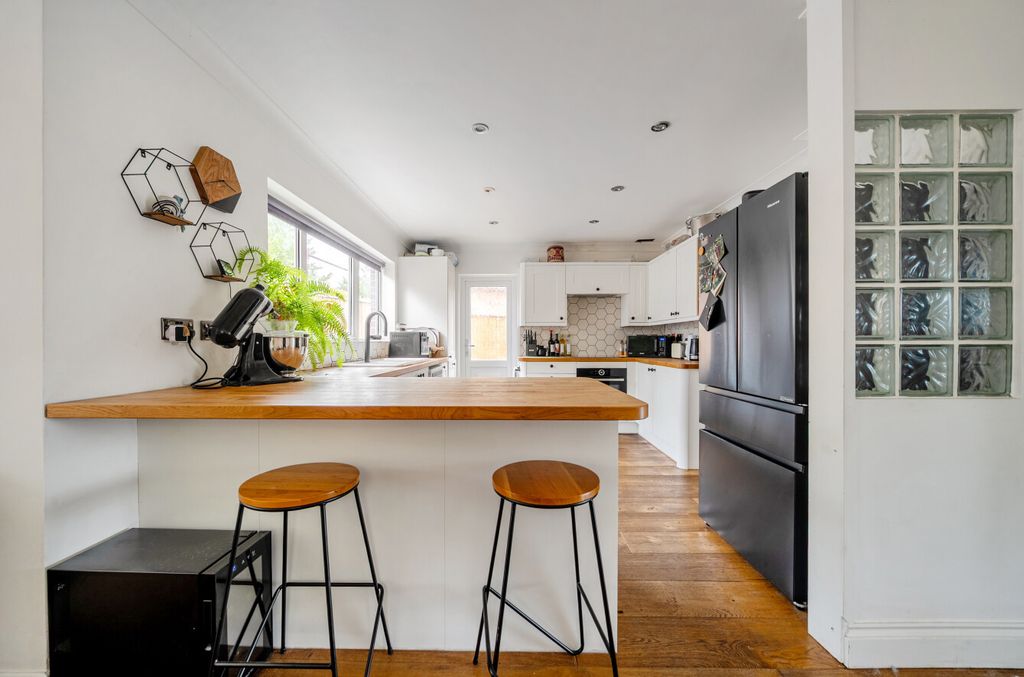 Property photo 3 of 17 1536825-7-6Ad1052...