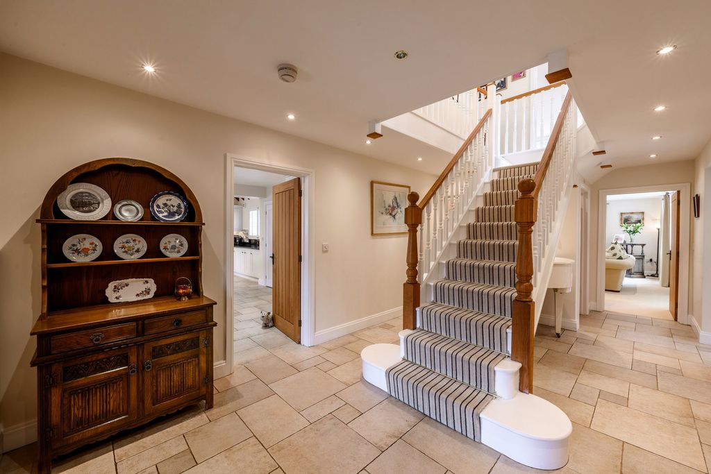 Property photo 2 of 32