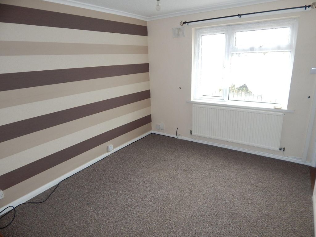 Property photo 3 of 10 Living Room