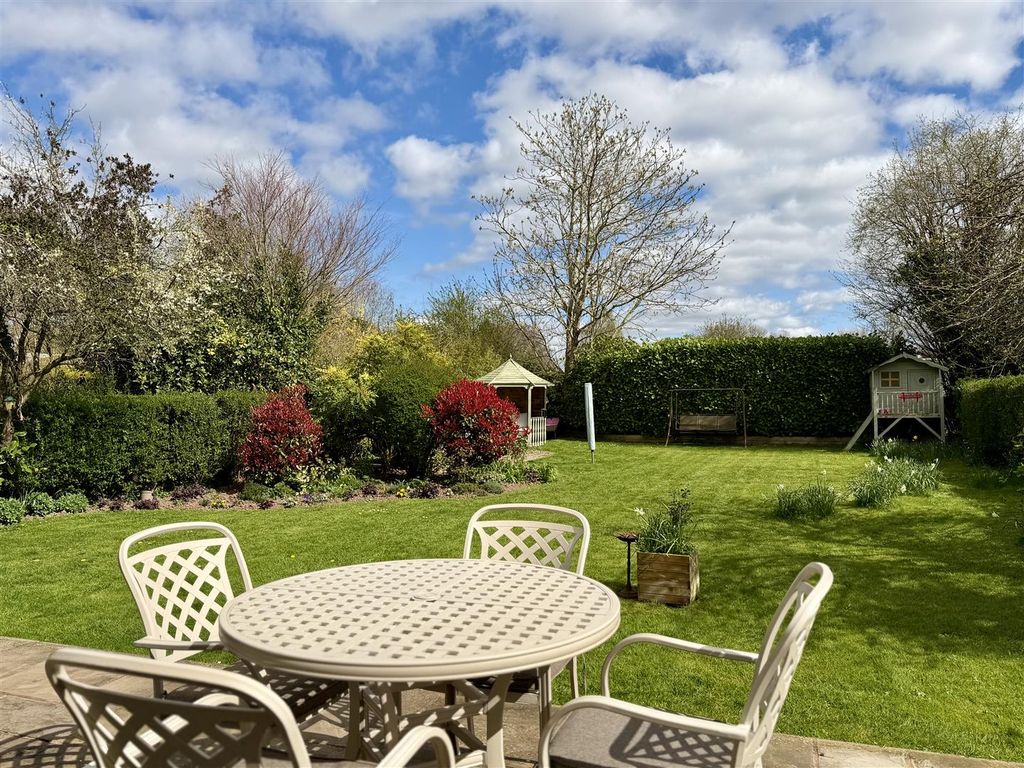 Property photo 2 of 34