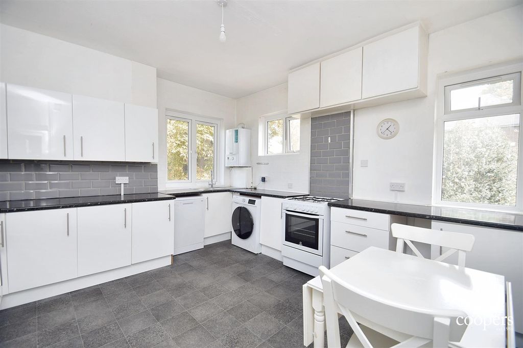 Property photo 3 of 7 Kitchen
