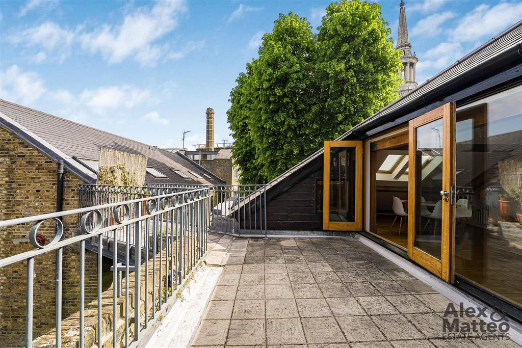 Property photo 3 of 20 Granary House