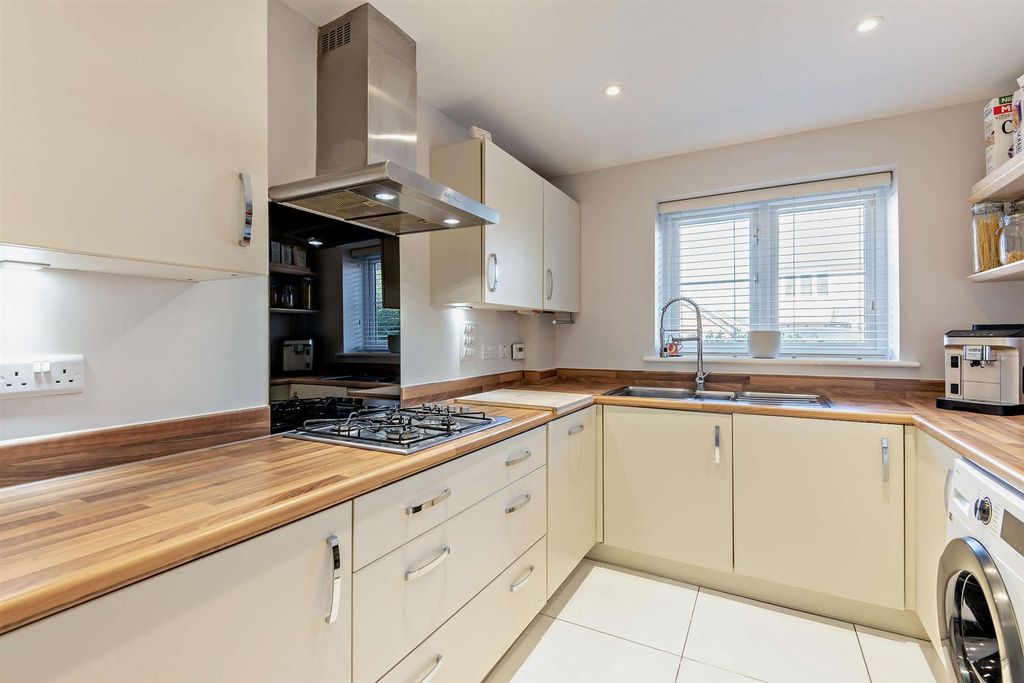 Property photo 3 of 13 8686830-Interior03-800.Jpg