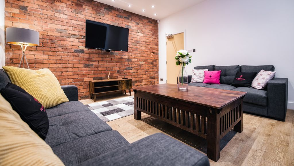 Property photo 3 of 9 64Headingleyavefinaledit-3-2.Jpg