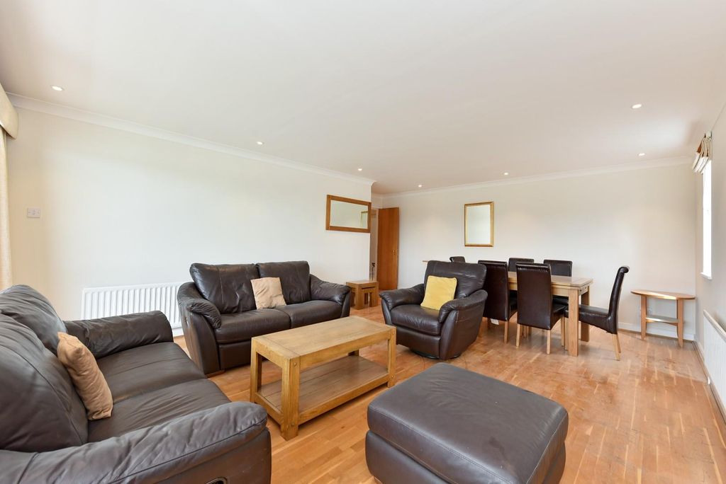 Property photo 3 of 22 62 King Henry's Reach (10).Jpg