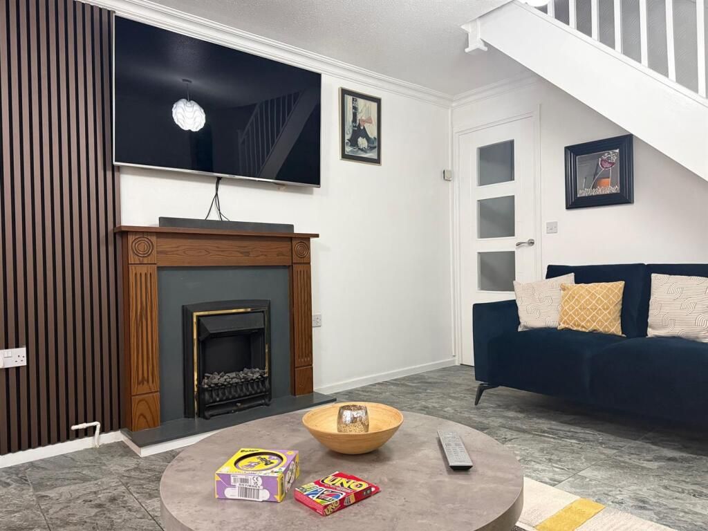 Property photo 1 of 8 4 Bed Detached House To Rent Muncaster Cl, London Tw15