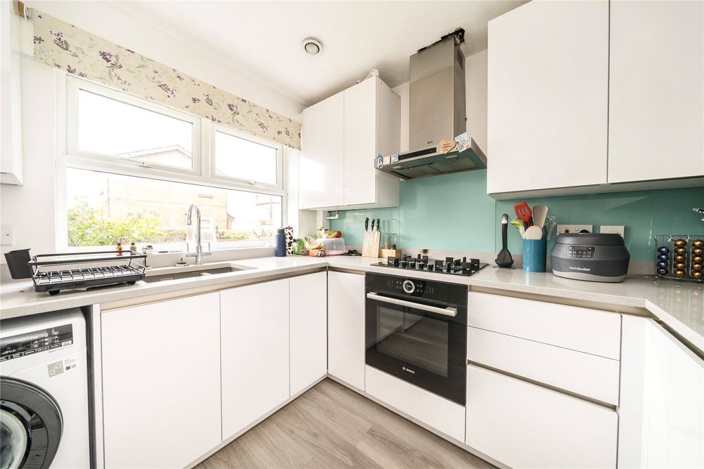Property photo 3 of 10 Kitchen