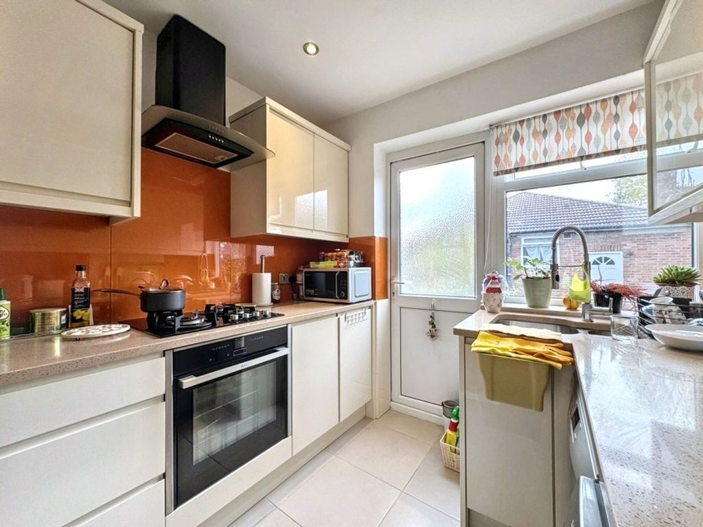 Property photo 3 of 11 Kitchen