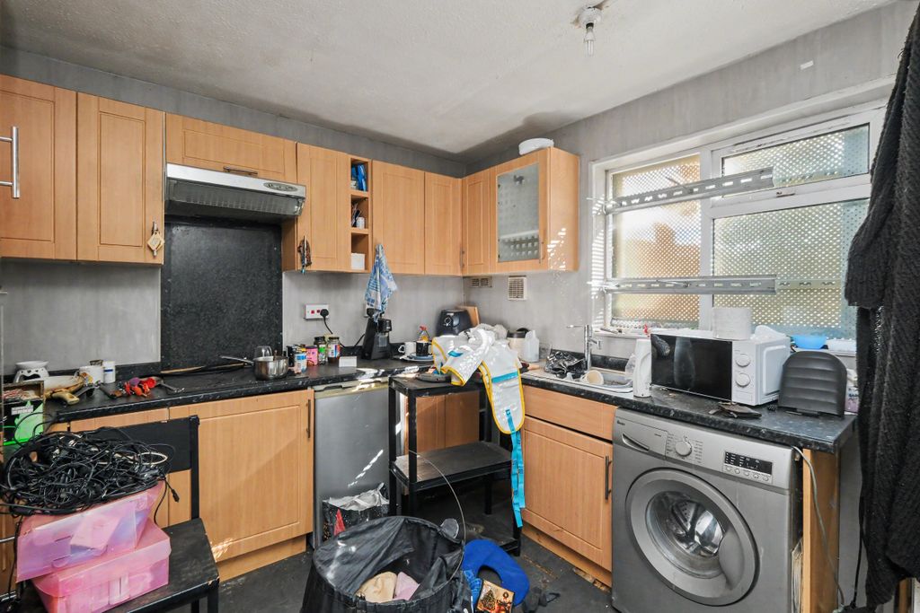 Property photo 3 of 16 76 Ringway, Northampton, Northamptonshire Nn4 8Sj