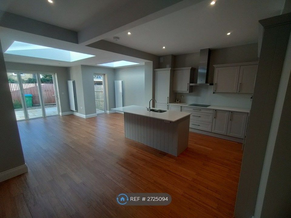 Property photo 1 of 12 Kitchen / Living Room