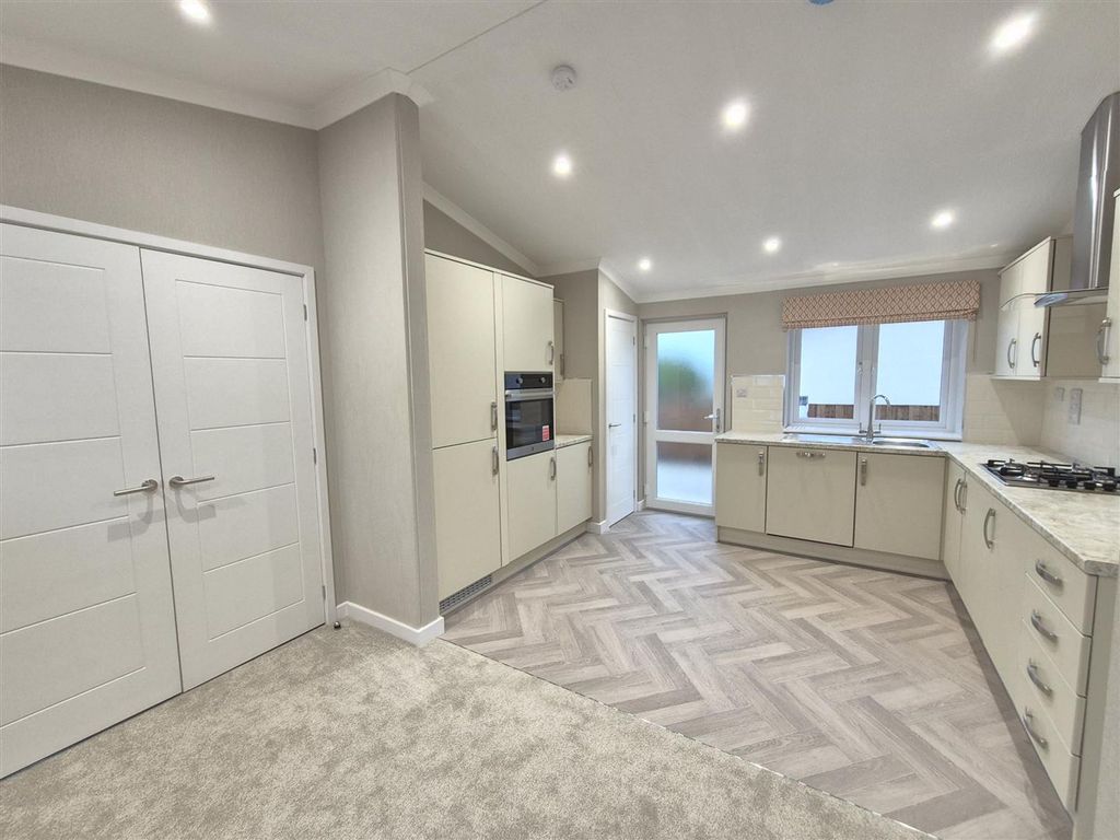 Property photo 3 of 13 Kitchen Diner