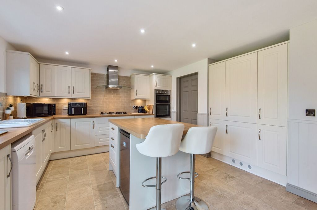 Property photo 2 of 28 1293334-7-682A4F94005c7-Arw