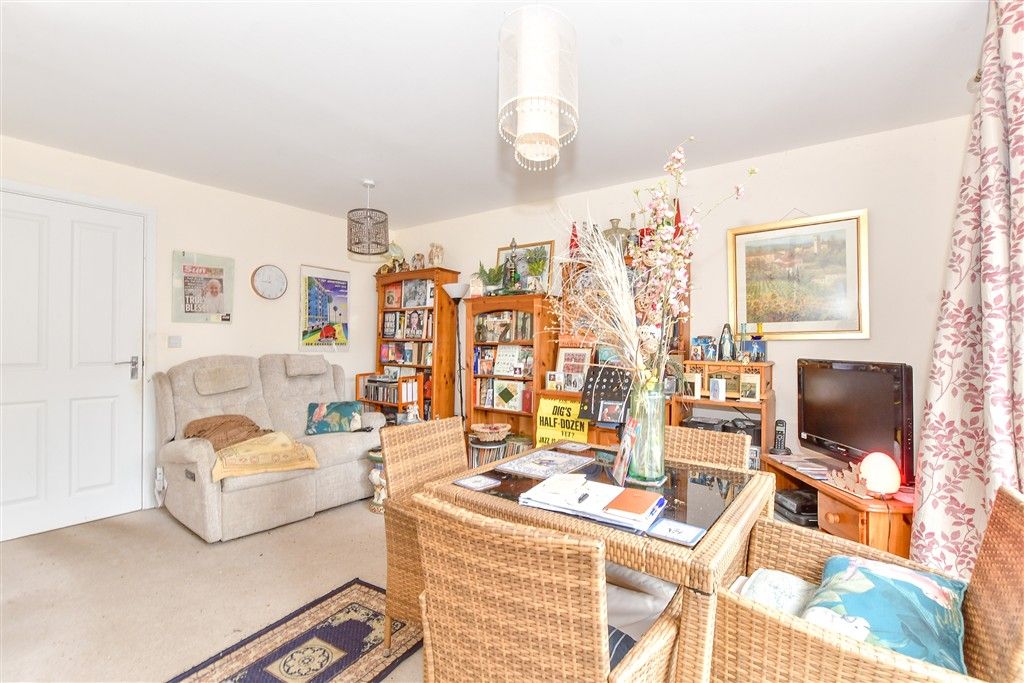 Property photo 3 of 8 Lounge