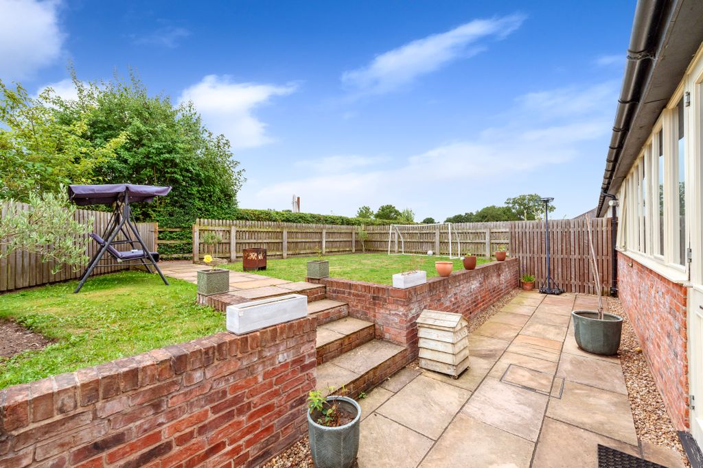 Property photo 3 of 33 Garden 2