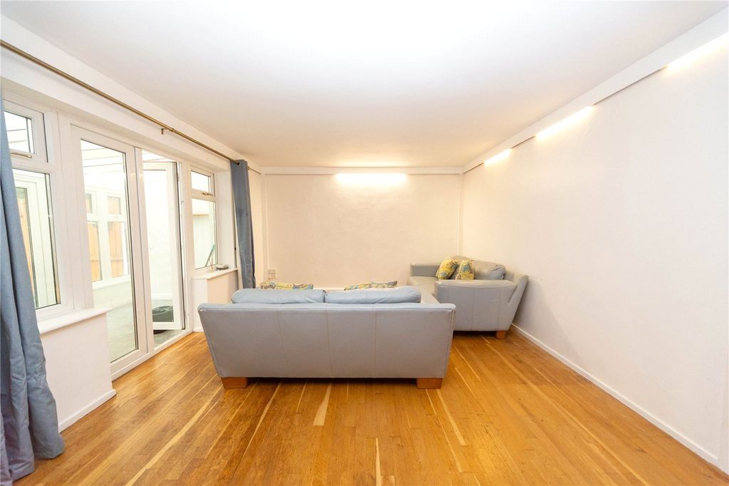 Property photo 3 of 17 Picture No. 11