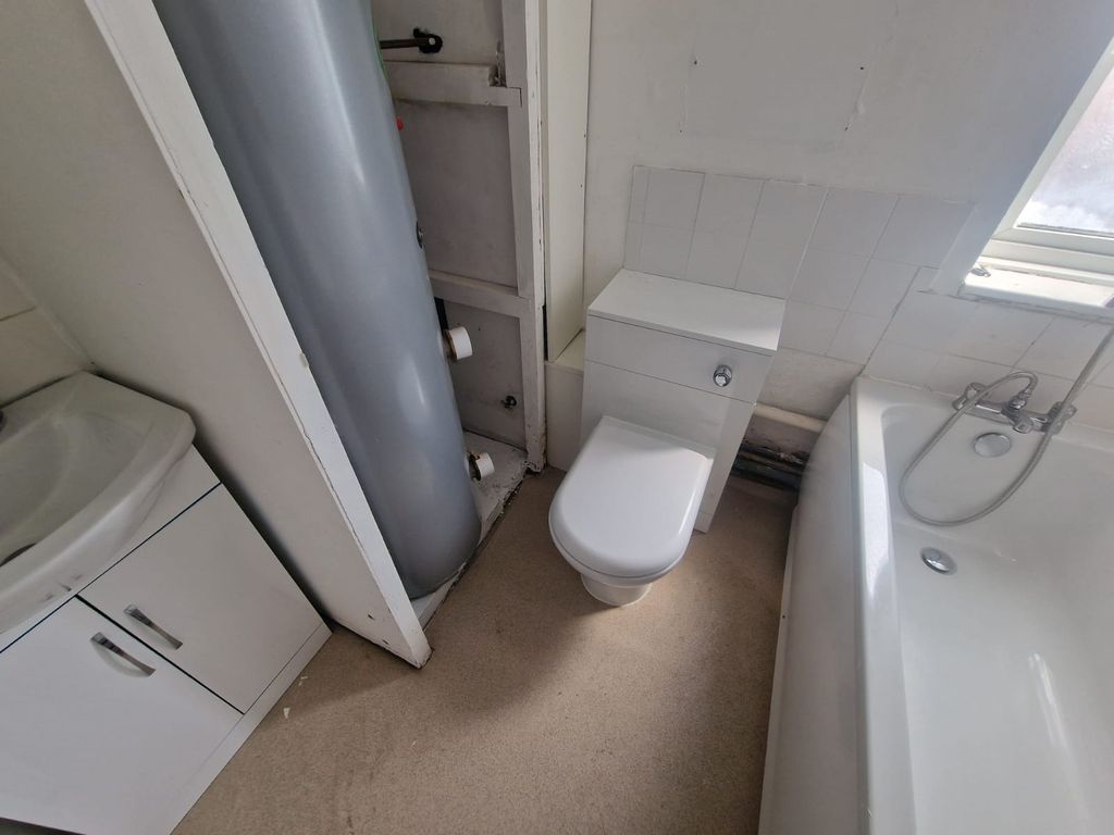 Property photo 1 of 6 Charles Crescent (2)
