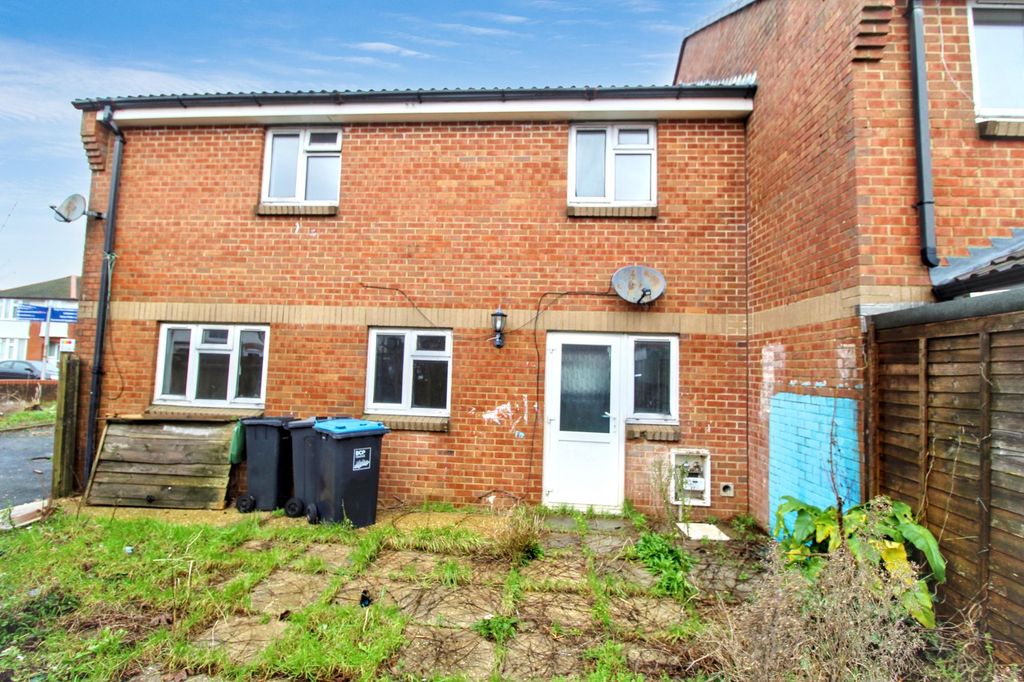 Property photo 2 of 26 208 Windham Road, Bournemouth, Dorset Bh1 4Qx