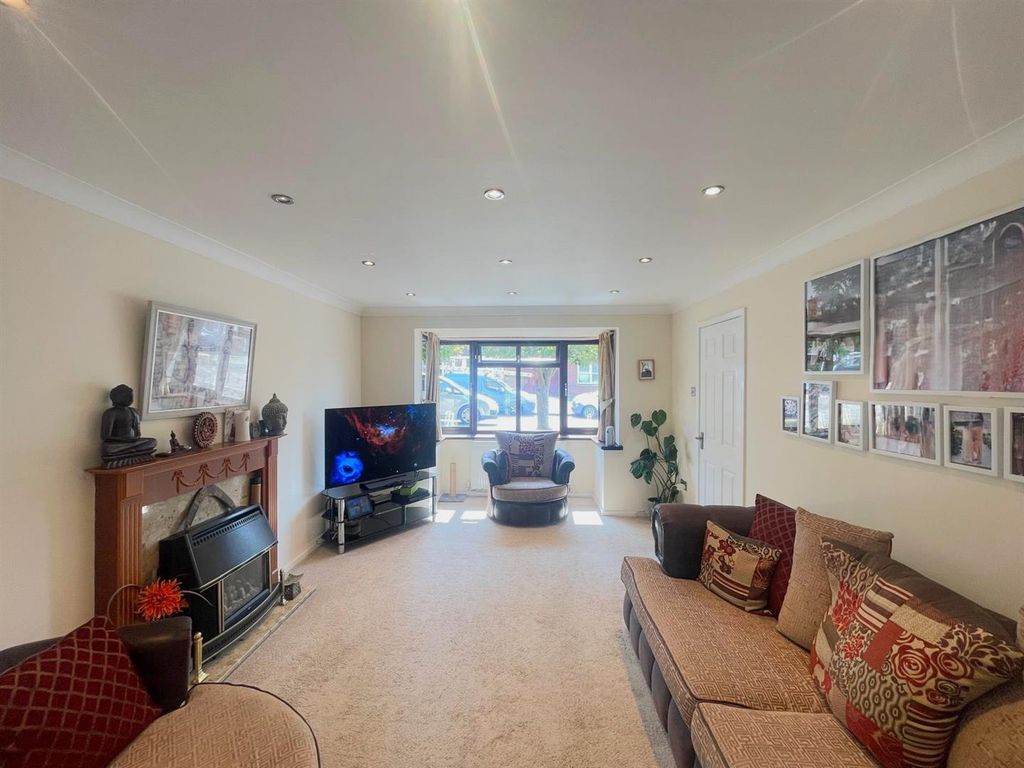 Property photo 2 of 16 Lounge