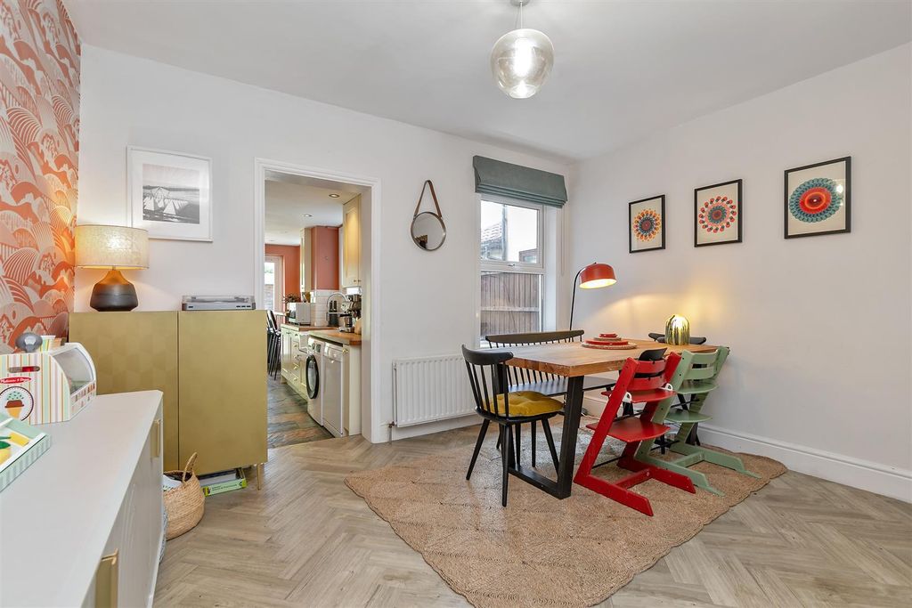 Property photo 3 of 22 47Cavendishroad-14.Jpg