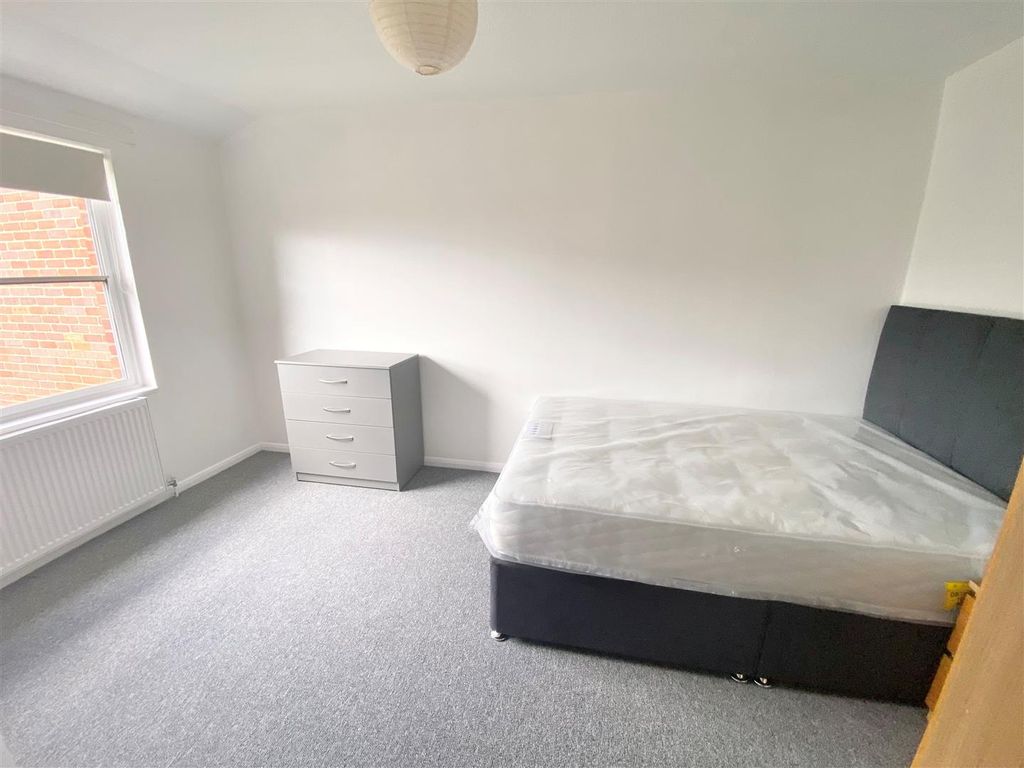 Property photo 3 of 10 Bedroom 1.Jpg