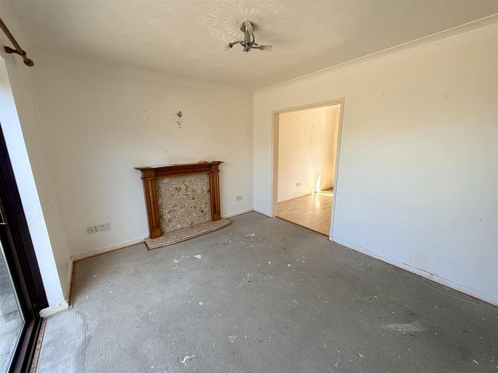 Property photo 2 of 11 Lounge