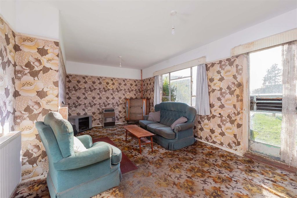 Property photo 3 of 15 376 Cippenham Lane-11.Jpg