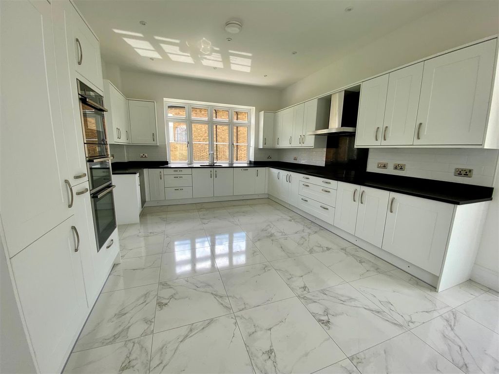 Property photo 3 of 11 Plot 589 Kitchen. Actual