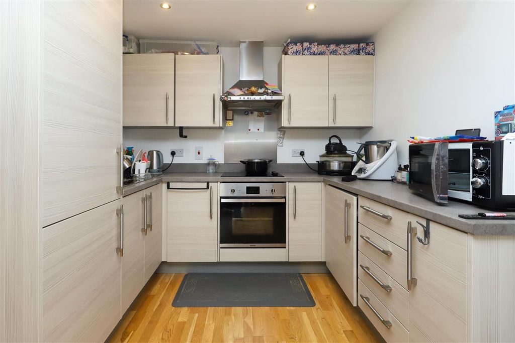 Property photo 3 of 10 Kitchen