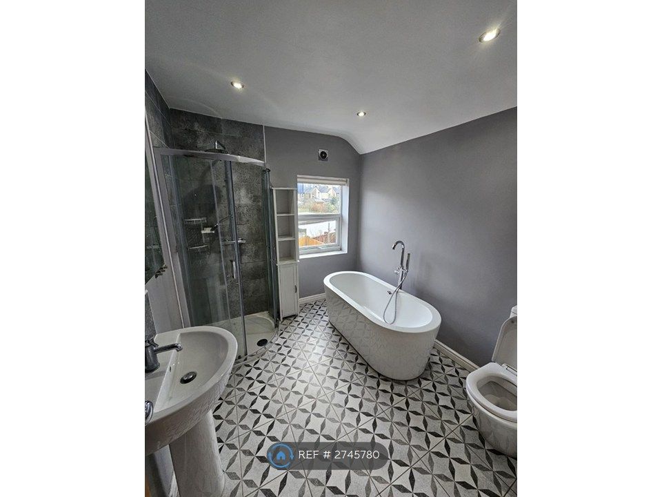 Property photo 2 of 8 Bathroom