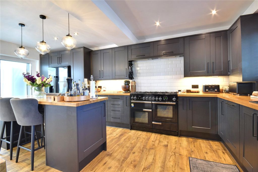 Property photo 2 of 25 Kitchen/Breakfast