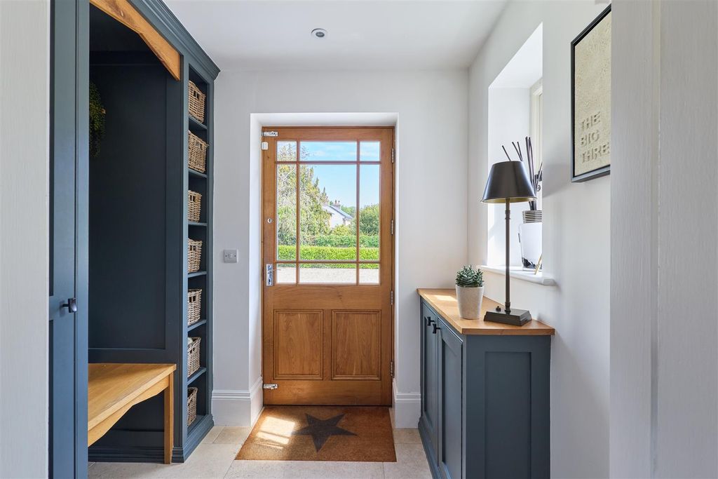 Property photo 3 of 34 Entrance Hall