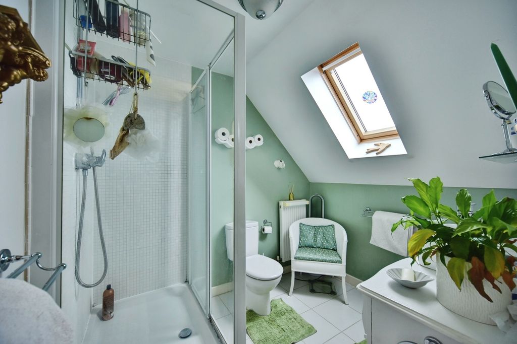 Property photo 3 of 17 En-Suite