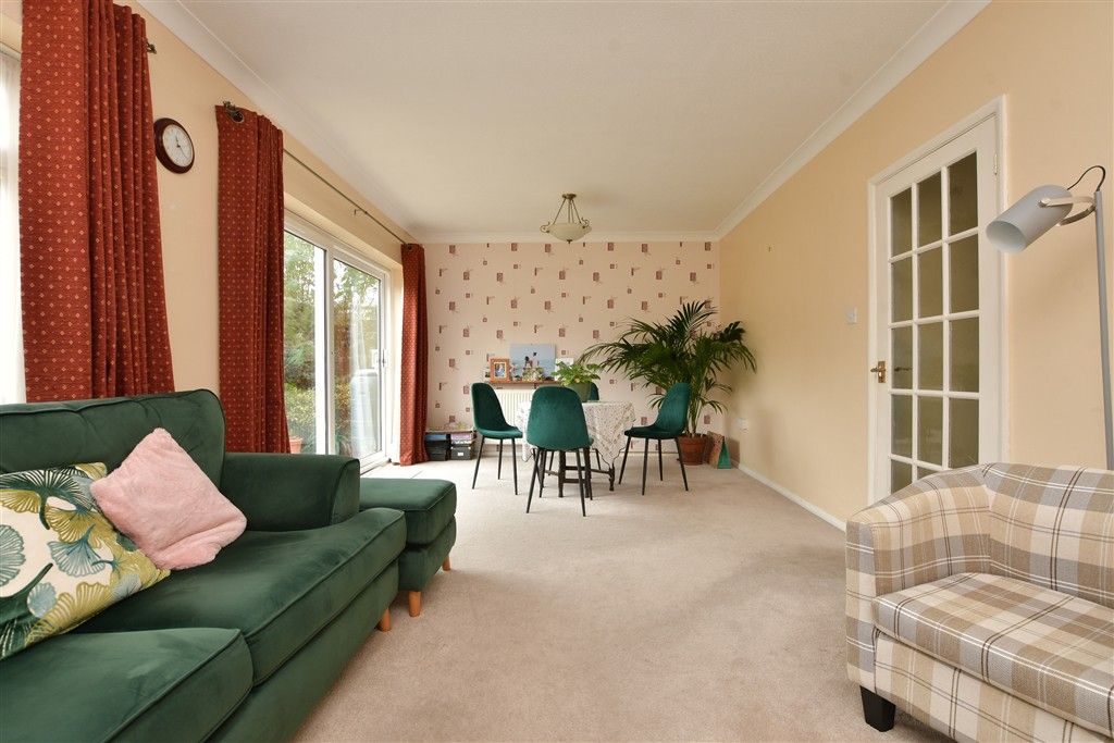 Property photo 3 of 17 Lounge